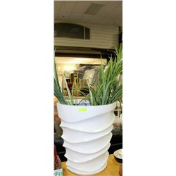 LARGE WHITE SHOWHOME VASE WITH ARTIFICIAL FOLLIAGE