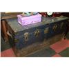 Image 1 : VINTAGE TRUNK