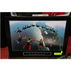 SKYDIVING PICTURE "TEAMWORK" 20"L X 16"H)