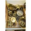 Image 1 : LARGE ESTATE BOX OF BRASS ORNAMENTS