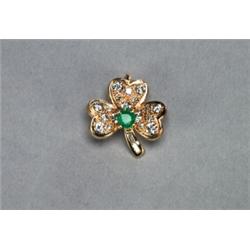14K YELLOW GOLD PENDANT, realistically formed as a clover centering a full cut emerald (approx. 0...