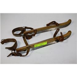 LOT OF VINTAGE CCM TACKABERRY SKATES & PAIR OF