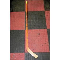 OILERS SIGNED  HOCKEYSTICK WITH MANY PLAYERS