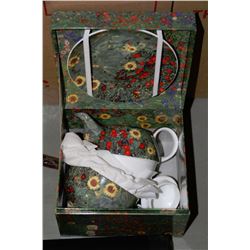 BOX WITH DECORATIVE 3-PIECE TEA-SET