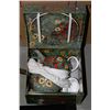 Image 1 : BOX WITH DECORATIVE 3-PIECE TEA-SET