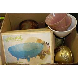 BOX OF ASSORTED VINTAGE BRASS ITEMS WITH