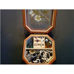 STAINED GLASS JEWELLERY BOX & CONTENTS