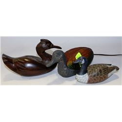 VINTAGE DUCK LAMP WITH TWO OTHER DUCK ORNIMENTS