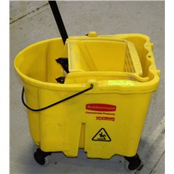 RUBBERMAID JANITORIAL PAIL W/ RINGER