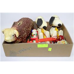 FLAT OF VINTAGE TOYS INCLUDING SNOOPY AND BULL