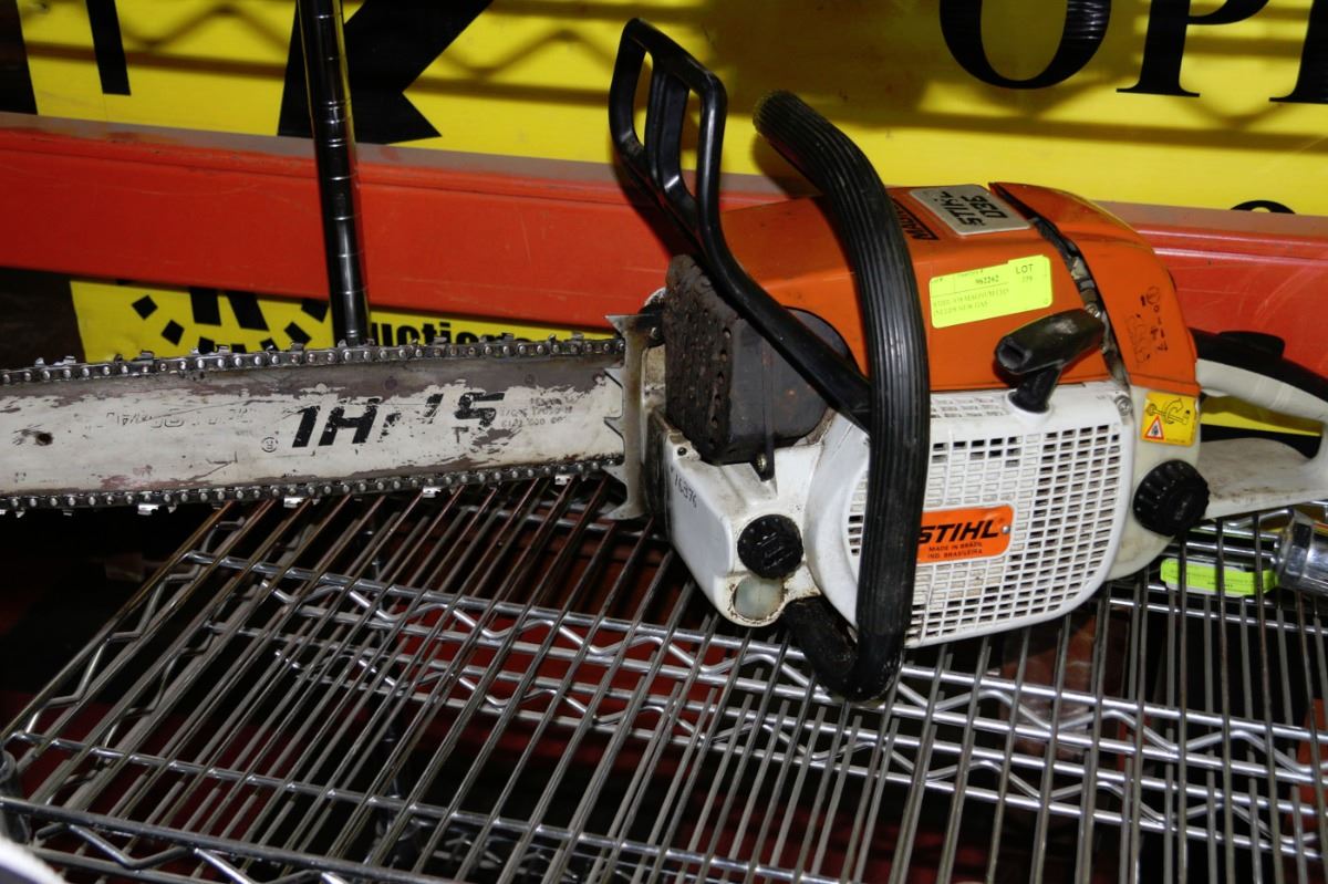 STIHL 038 MAGNUM CHAIN SAW (NEEDS NEW GAS