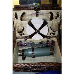 BAMBOO STYLE PINIC BASKET WITH