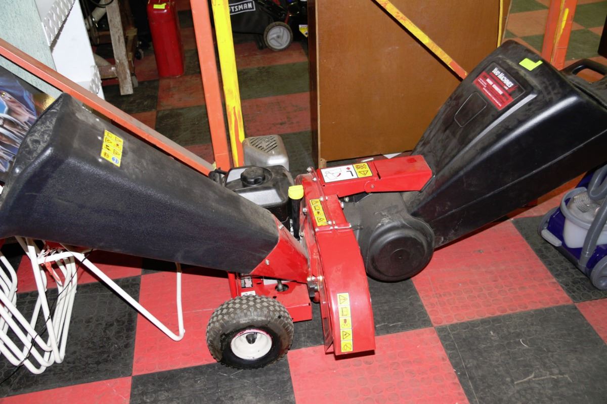 NEW YARD MACHINE CHIPPER/SHREDDER