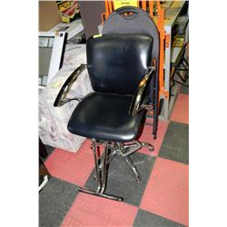 BLACK AND CHROME HYDRAULIC LIFT SALON CHAIR