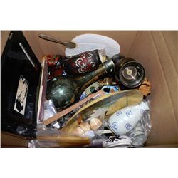ESTATE BOX OF CERAMIC & WOOD CARVED ORNAMENTS