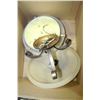 Image 1 : BOX WITH 2 FROSTED SHADE LIGHT FIXTURES