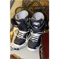 PAIR OF "THIRTY TWO" SNOWBOARD BOOTS - SIZE 7.5