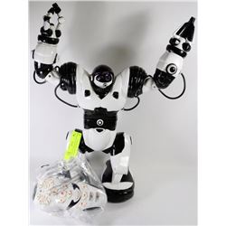 WOW/WEE ROBOSAPIEN HUMANOID TOY ROBOT WITH REMOTE