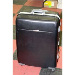 LOCKABLE SUITCASE WITH COMBINATION