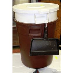 2 TRASH CANS AND A DUSTPAN