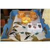 Image 1 : TRAY OF COLLECTIBLES INCLUDING DUCK WALL PLAQUES,