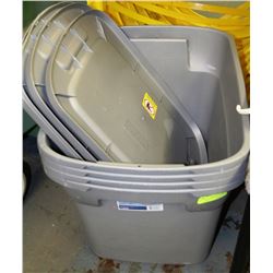 GREY RUBBERMAID CONTAINERS WITH LIDS X4