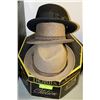 Image 1 : VINTAGE HAT BOX WITH 3 MENS HATS