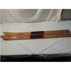 ANTIQUE VINTAGE CHILD SNOW DOWNHILL SKIIS LODGE