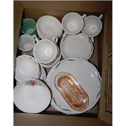 BOX OF VINTAGE DINNERWARE SET