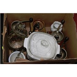 BOX OF VINTAGE GRINDERS & BOWLS