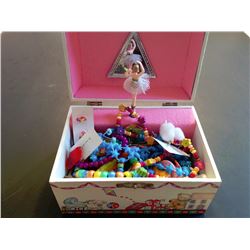 CHILDRENS MUSICAL JEWELLERY BOX & CONTENTS