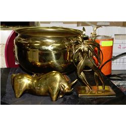 BOX OF ASSORTED BRASS DECOR