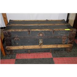VINTAGE TRUNK