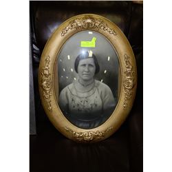 ANTIQUE PICTURE WITH CONVEX GLASS IN OVAL GOLD
