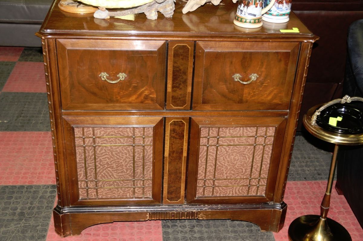 VINTAGE VICTROLA RECORD AND RADIO PLAYER *WORKS*