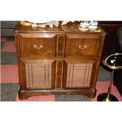 VINTAGE VICTROLA RECORD AND RADIO PLAYER *WORKS*