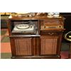 Image 2 : VINTAGE VICTROLA RECORD AND RADIO PLAYER *WORKS*