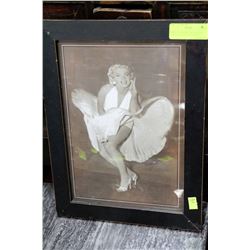 MARILYN MONROE BLACK AND WHITE PICTURE ON SUBWAY