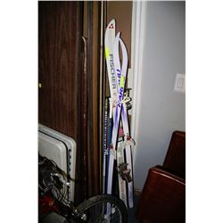 2 SETS OF SKIS