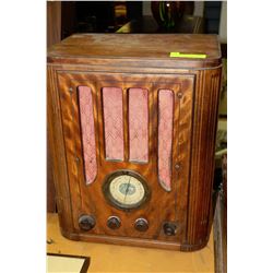 VINTAGE VICTOR RADIO MODEL 135B