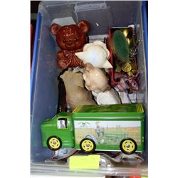 SMALL TOTE WITH COLLECTIBLES INCL. DOG AND CAT