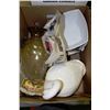 Image 1 : BOX WITH HOUSEHOLD DECOR INCL. GOOSE,VASE AND