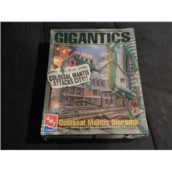 PRAYING MANTIS VINTAGE GIGANTICS DIORAMA MONSTER MODEL KIT