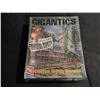 Image 1 : PRAYING MANTIS VINTAGE GIGANTICS DIORAMA MONSTER MODEL KIT