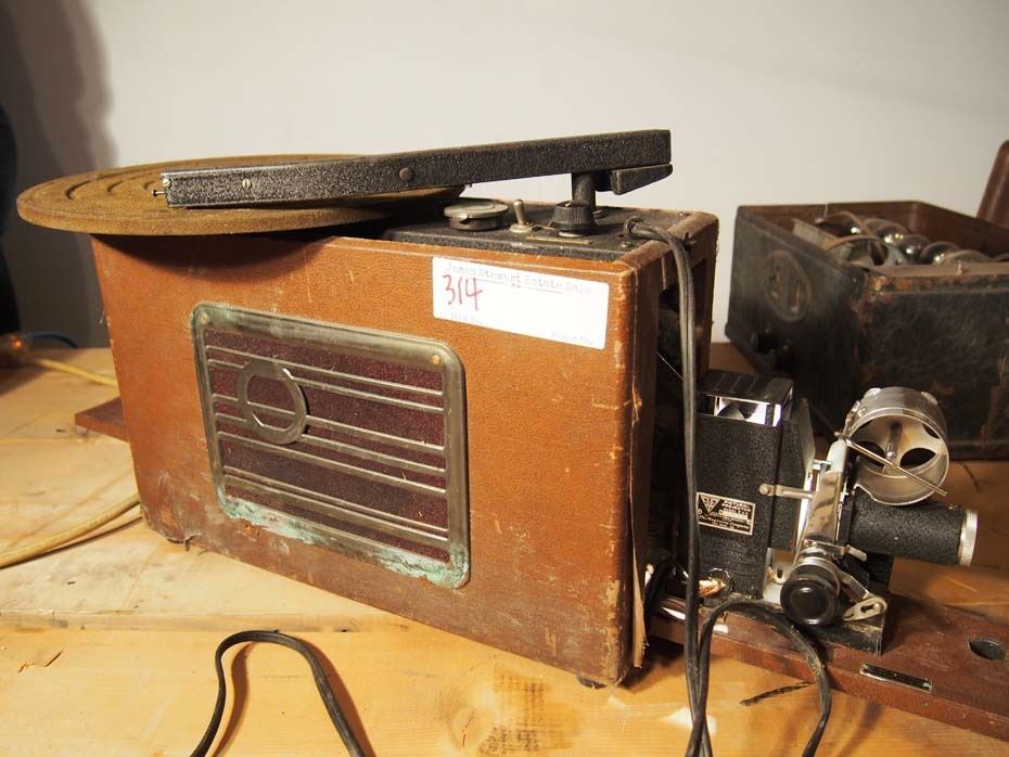 Magnavox Illustravox Standard, Projector - Record Player Combo ...