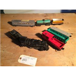 Lionel Train Set (5), Extra Tin Cars (3)