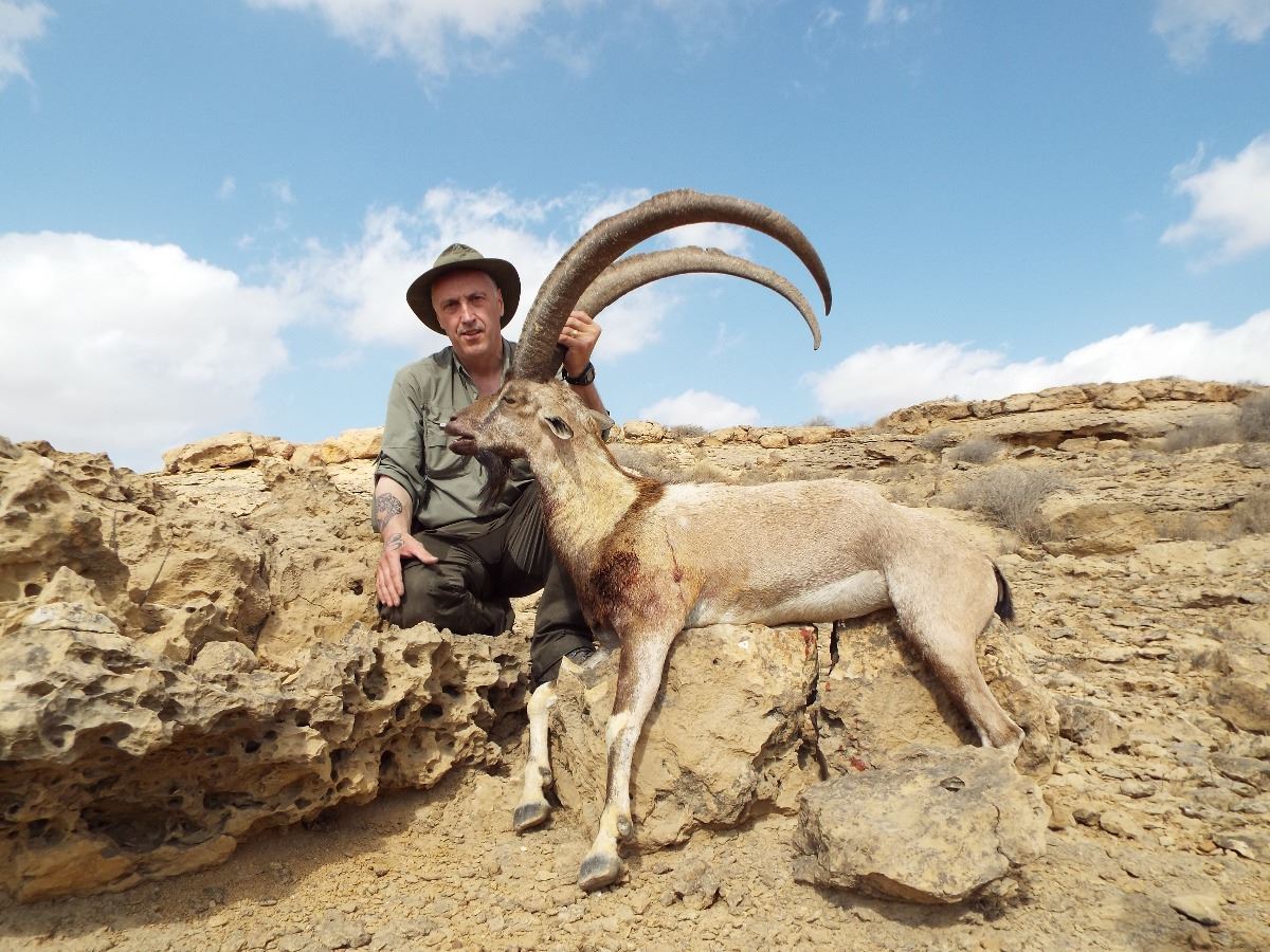 Pakistan Hunter 6-DAY SINDH IBEX HUNT IN PAKISTAN FOR 1 HUNTER