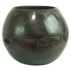 Santo Domingo Pottery Jar - Rafalelita Aguilar