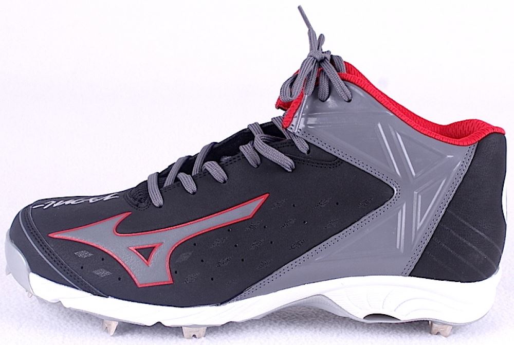 Brian McCann Signed Braves Mizuno Baseball Shoe (MLB Hologram) Brian McCann Signed Braves Mizuno Baseball Shoe (MLB Hologram)