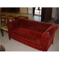 SETTEE IN RED PLUSH UPHOLSTERY Estimate: £30-50...